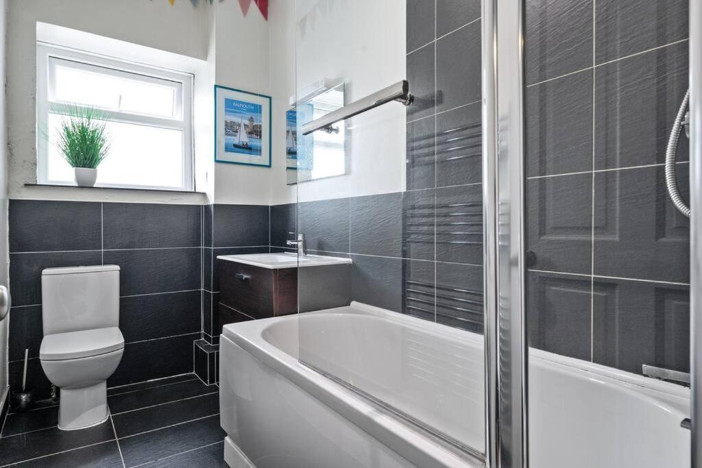 Pendennis - Bright Victorian Flat, Sea Views & Close To Beach 팰머스 외부 사진