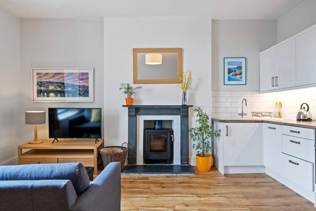 Pendennis - Bright Victorian Flat, Sea Views & Close To Beach 팰머스 외부 사진