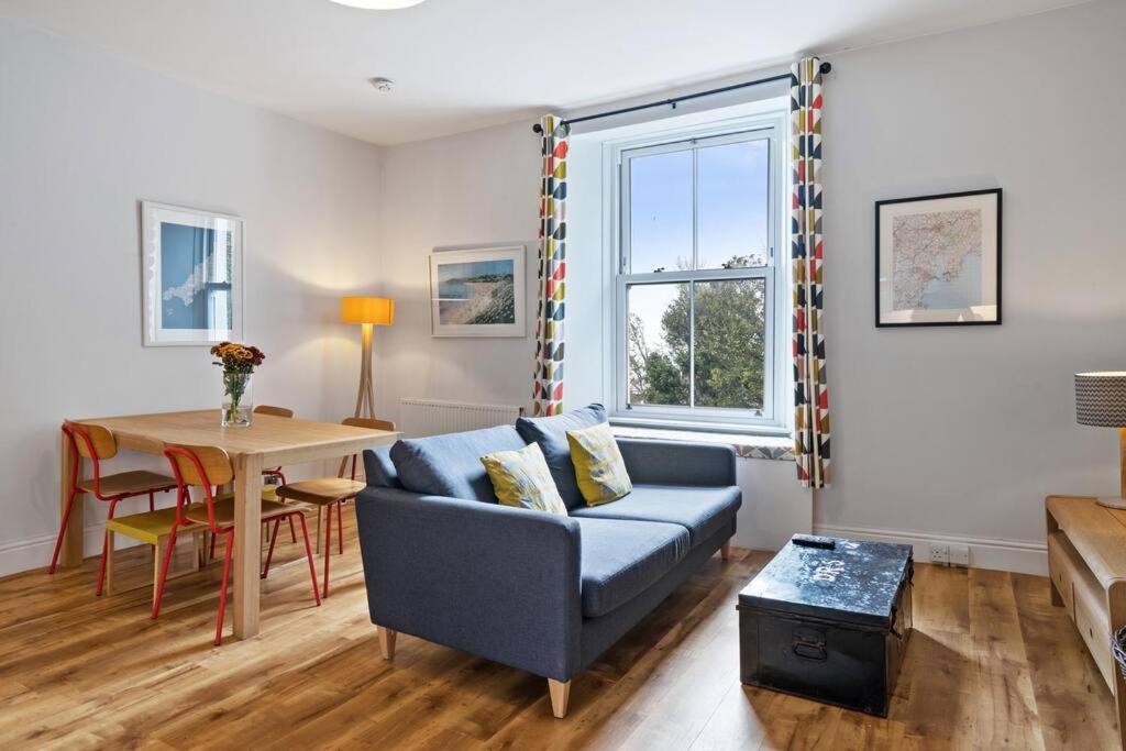 Pendennis - Bright Victorian Flat, Sea Views & Close To Beach 팰머스 외부 사진