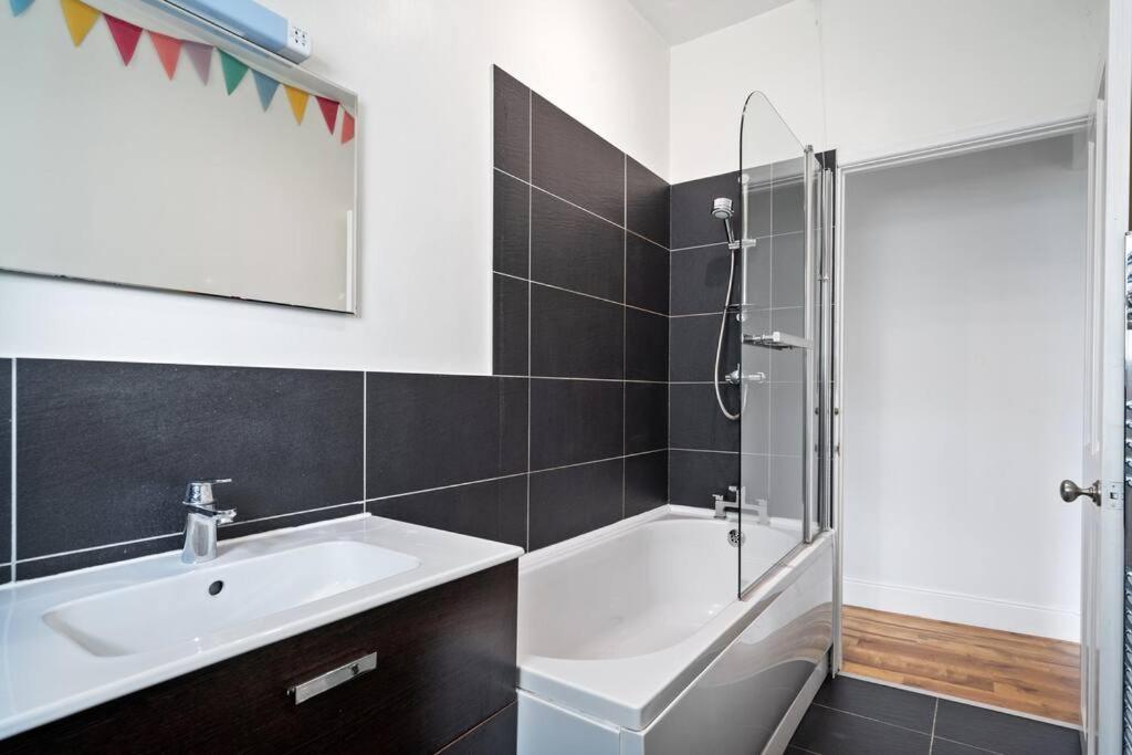 Pendennis - Bright Victorian Flat, Sea Views & Close To Beach 팰머스 외부 사진