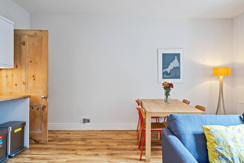 Pendennis - Bright Victorian Flat, Sea Views & Close To Beach 팰머스 외부 사진